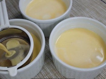 step2: 把蛋黃溶液過篩，然後倒入布丁杯中。

在焗盤上注入熱水。
預熱焗爐150℃
使用150°C焗30分鐘。

放涼以後放入雪櫃大約2小時。