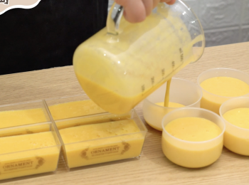 step4: 在模具加放適量的倒入混合物
然後放入雪櫃，冷藏4小時到凝固
Put the pudding mixture into the mold
Refrigerate for at least 4 hours until it solidifies