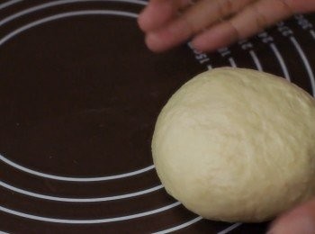 step1: 先把所有的粉類倒入大碗中。混合均勻。
加入牛奶+煉奶+牛油。攪拌均勻成麵團。
麵團搓揉3-4分鐘。

然後放入大碗中，放置在溫暖的地方，
發酵大約20-30分鐘。