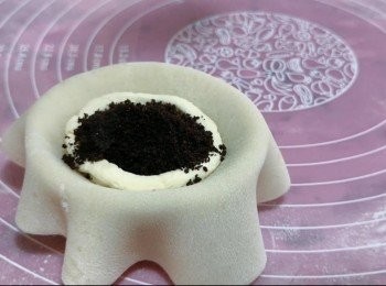 step7: 把小麵糰用棍揉成圓形薄片，撤上少許手粉，鋪在半圓小碟上，加入忌廉在底部，然後加入一層oreo餅碎在中間，再加入忌廉包著餅碎，把粉糰外圍對折收口，剪掉多餘糰並撲上手粉，放入雪櫃冷藏2小時即可。