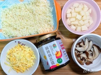 step1: 【前置作業】
花椰菜米下鍋冷凍水份炒乾(亦可用烤箱)；馬鈴薯切丁、乾香菇泡開後切絲
