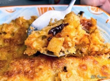 step8: 重辣愛好者小胖建議焗烤皮上再加一匙麻辣鍋底醬，這跟撒辣粉的意思雷同，麻辣醬效果絕對比辣粉棒，辣度更帶勁香味更厚重，值得推薦一試！