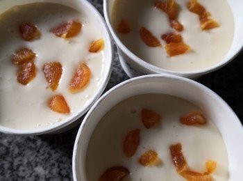 step2: 將揶漿與打成粉的1/拌入純椰漿內加入芒果味煉奶拌勻