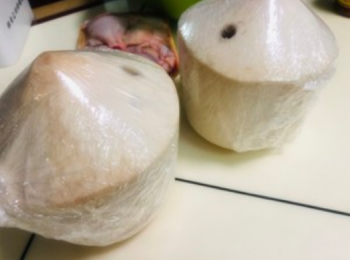 step1: 前面的雞肉用姜片先去腥過水，再拿出來，來不及。準備好椰子，不加清水，只放椰子水，椰子肉小火煮開超級鮮美的椰子雞湯～的做法