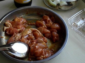 step2: 雞腿排加入所有調味料以及太白粉拌勻