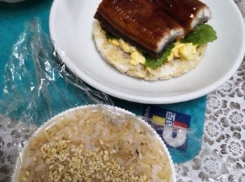 step4: 餡料千變萬化,家裡有什麼剩食都可用,我也試過做(蛋沙律+鰻魚)