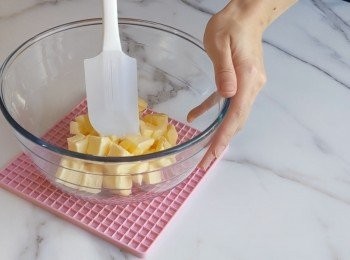 step1: 把乾的粉類預先混合在一起備用,用膠刮刀軟化室溫牛油,然後用電動攪拌機略為攪拌