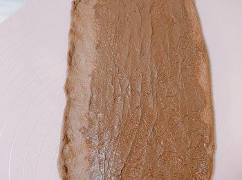 step7: 排氣搓成長方形，塗上榛子朱古力醬