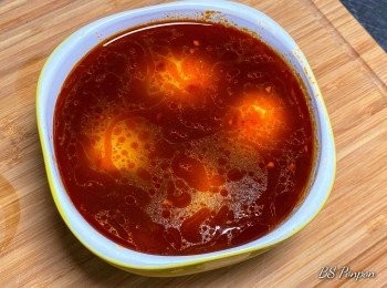 step8: 撥完殼的水煮蛋放入麻辣醬裡浸泡(切記醬料要蓋過水煮蛋！)下一個步驟把它放到冰箱冷藏一天，千萬別著急…越陳越香就是它最佳寫照