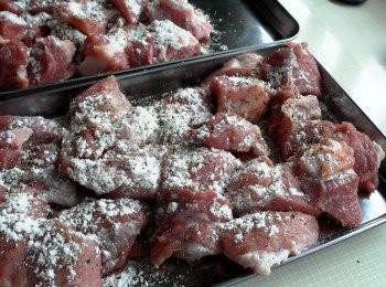 step2: 豬肉塊用麵粉、黑胡椒粉1小匙、鹽1小匙抓醃一下