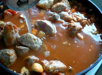 step5: 放入煎好的豬肉拌炒均勻，接著加入罐頭番茄、罐頭高湯以及蜂蜜，蓋上鍋蓋小火煮30-40分鐘