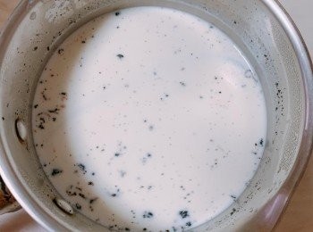 step1: 在香草莢中間𠝹一刀，取出兩邊的香草籽，把香草籽及香草莢放入牛奶一起加熱至75度熄火，用保鮮紙蓋起靜置15分鐘，讓香草釋出更濃香味