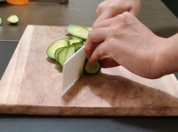 step4: 把青瓜用水清洗乾淨，然後斜切成片狀備用。