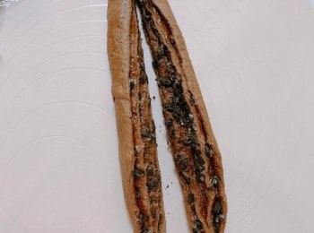 step9: 在中間位置𠝹一刀，打結放入吐司模