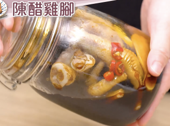 step3: 最後蓋上蓋子放入冰箱冷藏5小時或過夜，便可享用。
Cover with a lid then freeze for 5 hrs. minimum or overnight, serve.