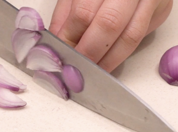 step1: 將冬菇泡水切絲，取香菇水600毫升；將紅蔥頭切絲備用
Soak to soften dried mushrooms, shred them, measure 600 ml of the soaking water for later use. Shred shallots for later use