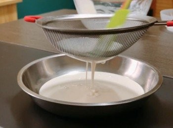 step2: 在蒸盤中掃上一層油，倒入粉漿，用中火蒸30分鍾。