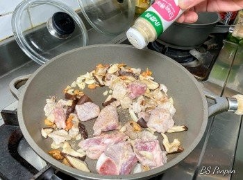 step2: 開火不加油，肉片丟入鍋煸出豬油，緊接倒入蒜碎、蝦米、鈕釦菇絲，散上些許白胡椒繼續翻炒爆香料