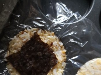 step2: 做米漢堡包面及包底兩片,其中一面加紫菜增加口感