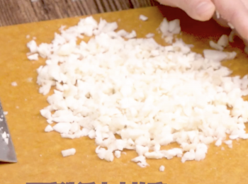 step1: 梅頭肉剁碎，瑤柱浸軟切碎；冬菇浸軟切小粒；馬蹄洗淨去皮拍碎；紅蘿蔔礳蓉放燒賣面 grate the pork collar-butt; soak dried scallops and Dried mushroom until they become soft, shred the dried scallops and dice the dried mushroom; Peel the Chinese water chestnut and crush it; Mince carrot