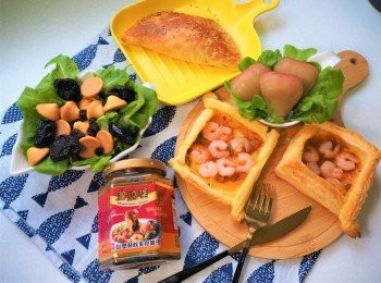 step4: 台塑頂級甘醇蘑菇醬(葷)很適合做佐醬。起酥皮酥酥脆脆的，搭上喜愛的<span class="group_1">食材</span>，隨時就可以成為快速的鹹香口味的下午茶點心。