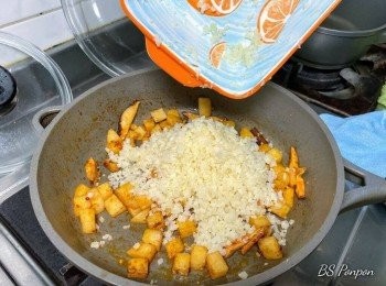 step4: 馬鈴薯丁、香菇絲翻炒受熱均勻上色，加入炒乾水份的花椰菜米繼續翻炒，此步驟的時間大約30秒，因為還要焗烤，不宜炒過頭過乾…