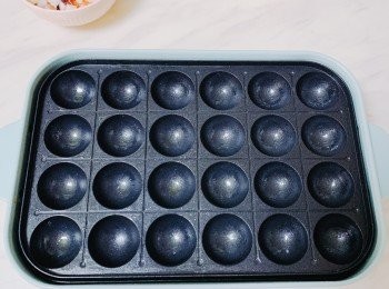 step3: 塗油在電熱鍋上，開Med 2分鐘