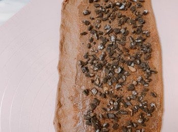 step8: 平均放上Oreo餅碎，卷成長條形