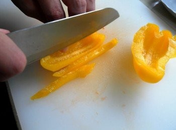 step1: 洋蔥切小丁。蘑菇切塊。胡蘿蔔切小塊。蒜頭切末。甜椒切條。九層塔切碎。豬肉切塊