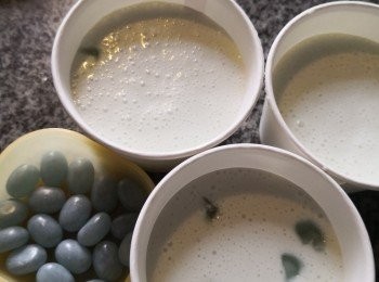 step2: 將薄荷軟心白朱古力及波子汽水味煙仔糖隔水座溶後與雪凍的安慕希乳酪混合好倒入雪糕紙杯內
