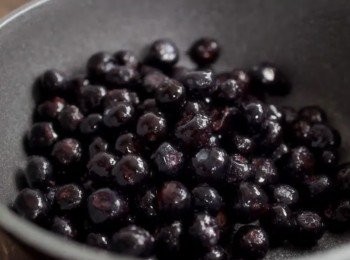 step1: 藍莓洗乾淨以後，倒入鍋子中使用中火持續攪拌。
然後加入糖、檸檬汁和鹽，繼續攪拌約1分鐘左右。
覺得果醬太稀不用太擔心，放雪櫃後會變濃稠！