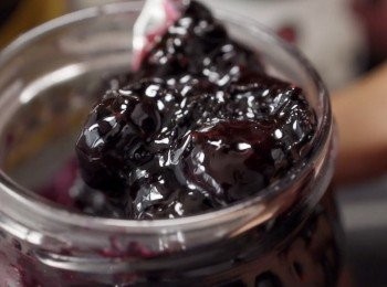 step2: 準備保存的密封玻璃瓶，先用沸騰的熱水消毒乾淨，擦乾水分後倒入果醬。
果醬放涼後可以放入雪櫃保存。