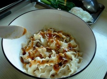 step3: 關廟麵、烏醋、醬油、蒜末、糖拌勻，配上適量青江菜就完成了