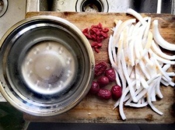 step2: 雞肉腌製的過程中，準備其他<span class="group_1">食材</span>，椰肉切條，紅棗枸杞洗幹凈，黨參黃芪用水泡一下。燒一碗開水備用。