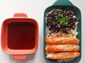 step3: 1份豉油：4份水比例調好烏冬汁，加入適量芥辣混和，蟹柳煮煮，連全部材料放烏冬上，搞掂