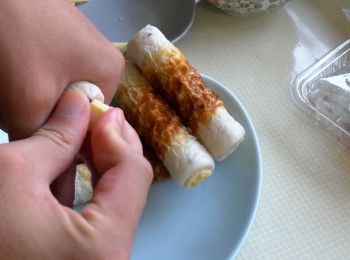 step1: 玉米筍縱切剖半塞入竹輪中，調味料拌勻備用