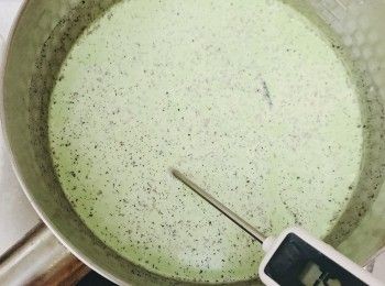 step1: 在香草莢中間𠝹一刀，取出兩邊的香草籽，把香草籽及香草莢放入牛奶、椰奶及班蘭汁一起加熱至75度熄火，用保鮮紙蓋起靜置15分鐘，讓香草、班蘭汁釋出更濃香味