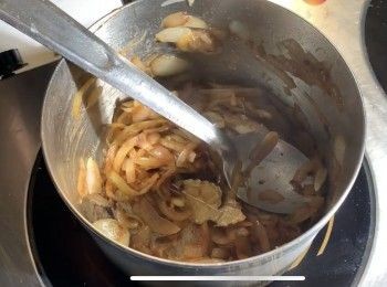 step1: 洋蔥切絲，然後中火炒至洋蔥軟化及金黃色，加入白蘭地、蒜粒、月桂葉、百里香，再加入麵粉炒勻，然後加入牛肉高湯，滾起後就可以調味。