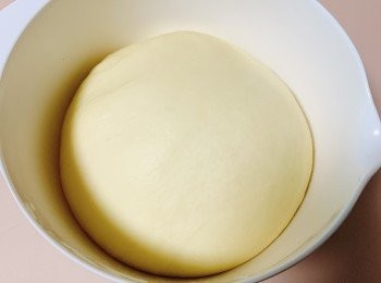 step4: 第一次發酵完成後，取出麵團，以木棍壓出氣泡，放上電子磅磅出麵團重量，平均分成6個麵團