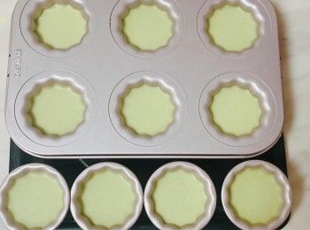 step6: 先在可麗露不沾模上薄薄塗上一層牛油，將混合漿倒進不沾模8成滿