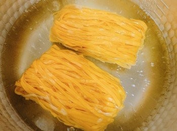 step5: 煮沸半鍋水，加入蛋麵，煮熟後加入<span class="group_2">咖哩汁</span>