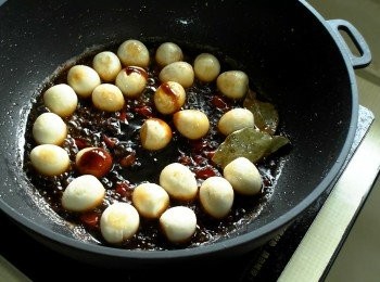 step2: 放入香料、醬油、蠔油攪拌均勻