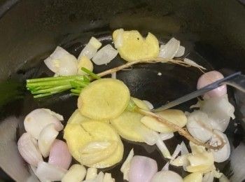 step5: 燒熱鑊(我用Staub鍋‧20cm)，下少許油，加入蒜頭、乾葱、薑片、芫荽頭及白胡椒粒爆香；加入1/2份汁料。