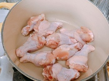 step2: 燒熱鍋上的油，放入雞鎚煎香至金黃色後取出