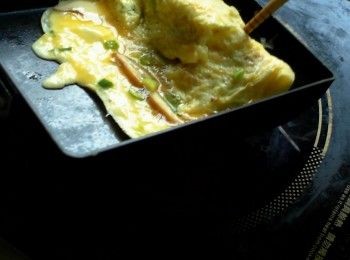 step4: 從第一步捲好的蛋捲處開始捲起，重複至所有蛋液用完