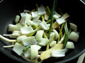 step2: 熱鍋加油，底部鋪上洋蔥塊、蔥段、薑片