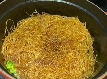 step7: 煮約10-15分至蟹熟透；最後加入淡花奶，加蓋。