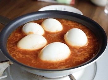 step2: 放入雞蛋
煮至水完全收乾。