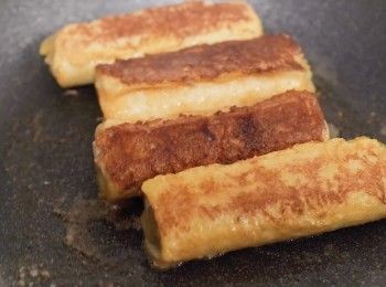 step5: 平底鍋加入油。
然後使中小火慢慢煎至金黃色。

完成！