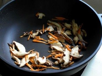 step4: 同鍋放入胡蘿蔔、香菇拌炒至胡蘿蔔軟化